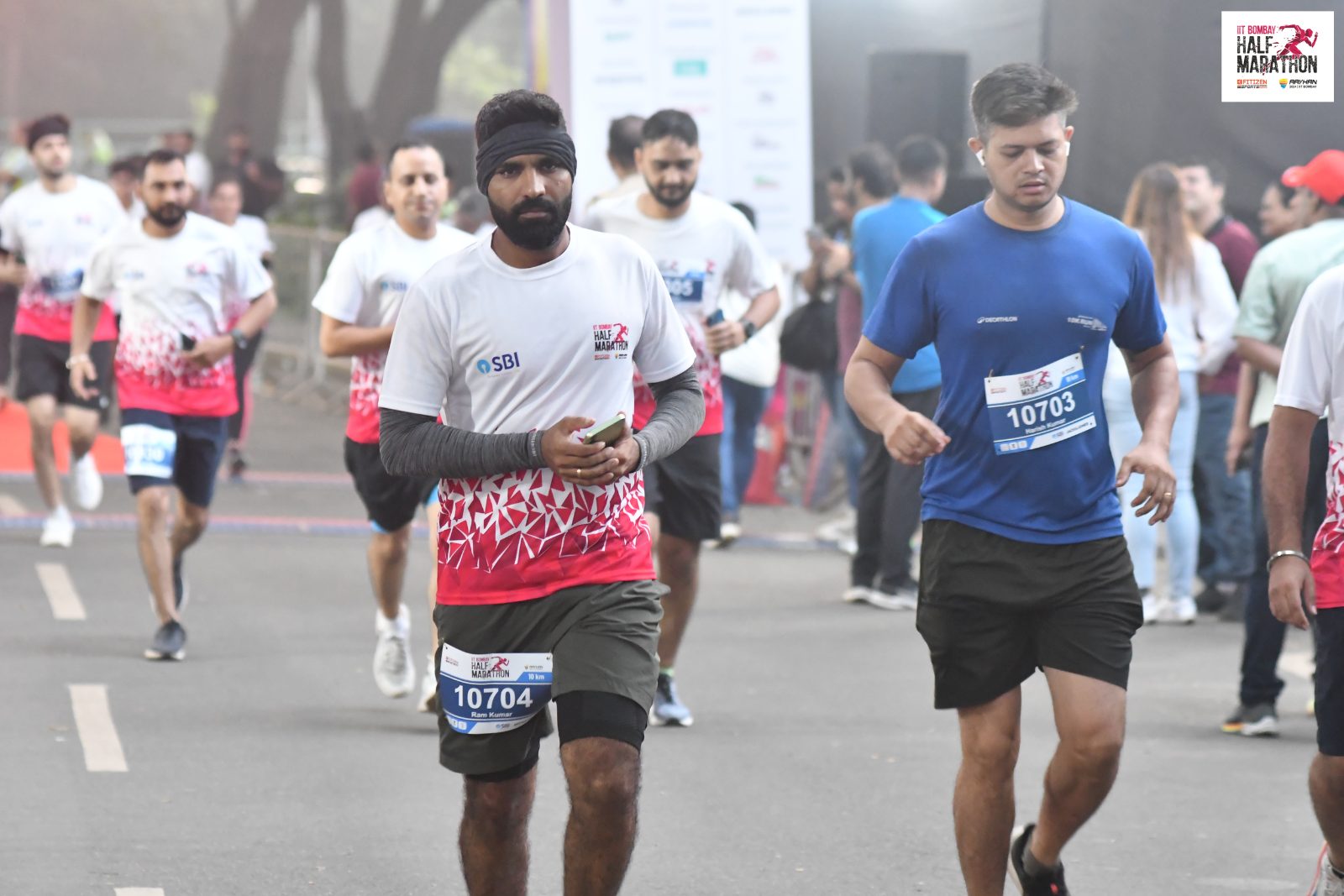 Two runners on the campus course